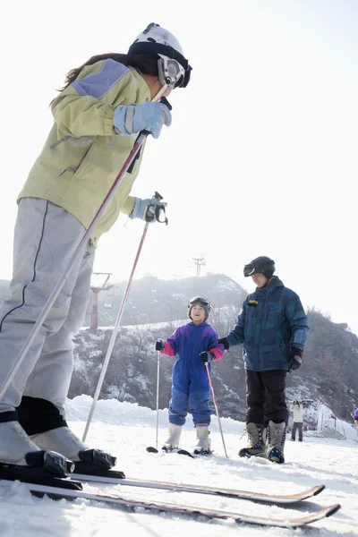 Familienskifahren im Skigebiet — Stockfoto