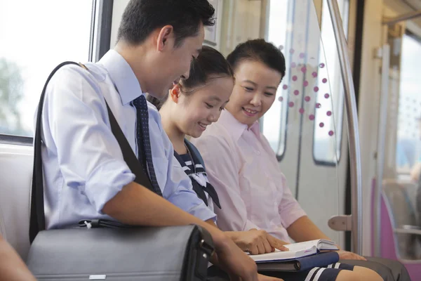 Famiglia seduta nella metropolitana — Foto Stock