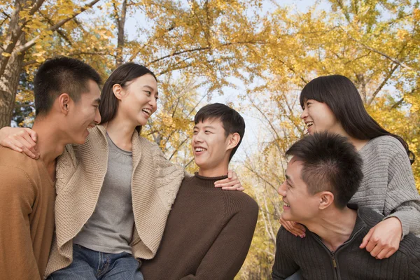 People playing piggyback in park — Stock Photo, Image