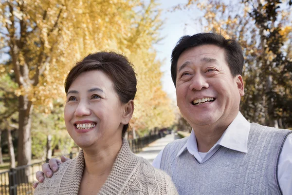 Pareja disfrutando del parque en otoño — Foto de Stock