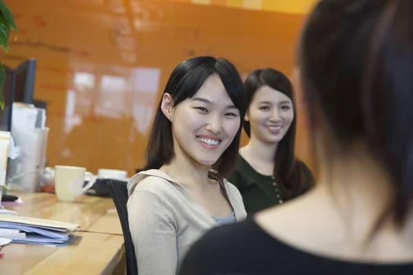 女商人在办公室开会 — 图库照片