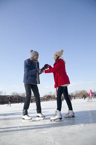 Couple skating at ice rink — Stock Photo, Image