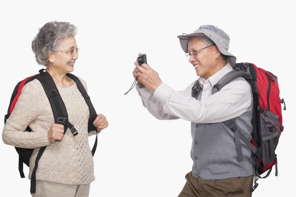 Senior-Mann fotografiert Ehefrau — Stockfoto