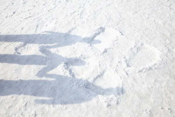 Тени семьи на снегу — стоковое фото