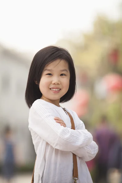 Petite fille souriante à Nanluoguxiang — Photo