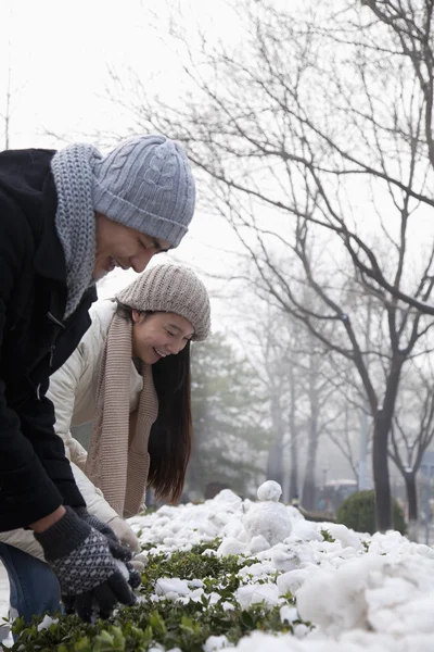 Para bawiąca się w śniegu — Zdjęcie stockowe