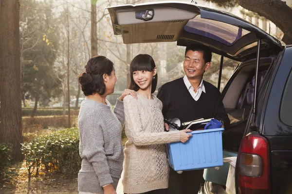 Família desembalagem minivan para a faculdade — Fotografia de Stock