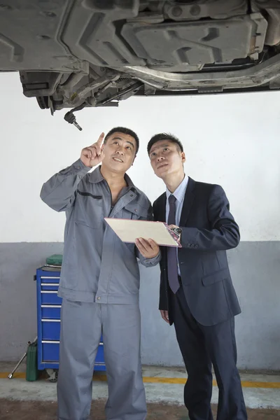 Mecánico explicando al hombre de negocios — Foto de Stock