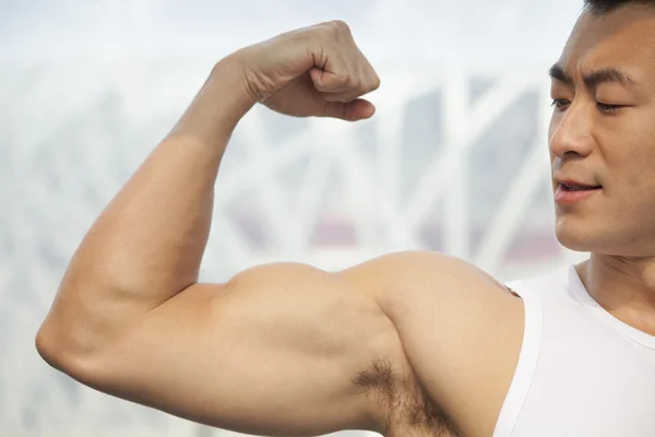 Homem flexionando o bíceps — Fotografia de Stock