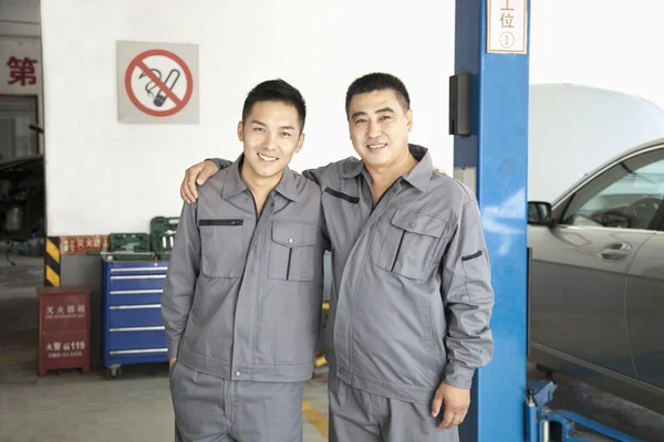 Two Garage Mechanics — Stock Photo, Image