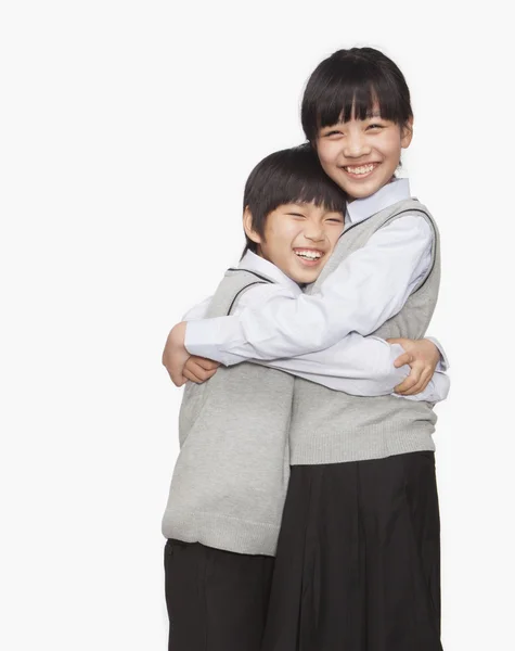 Abraços de irmão e irmã — Fotografia de Stock