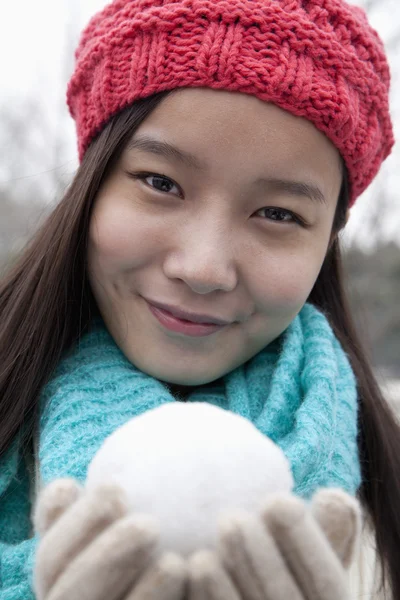Женщина со снежком — стоковое фото