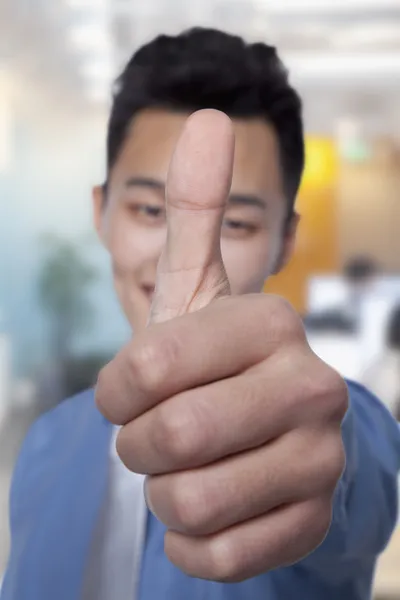 親指を放り投げるビジネスマン — ストック写真