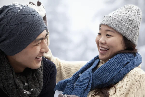 Par med ett snöbollskrig — Stockfoto