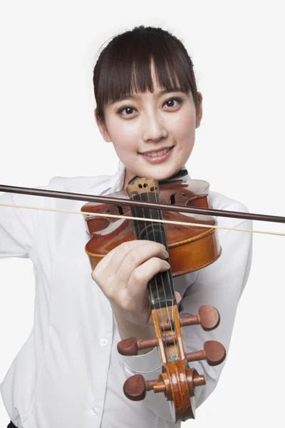 Kvinna spelar violin — Stockfoto