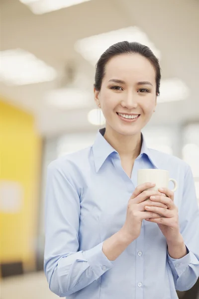 Smiling woman holding mug — Stock Photo, Image