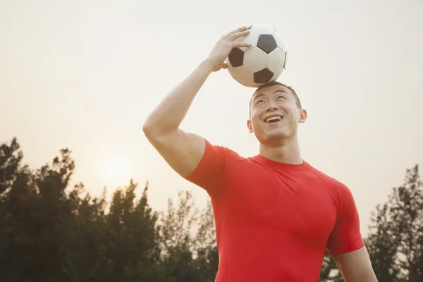 Uomo con pallone da calcio — Foto Stock