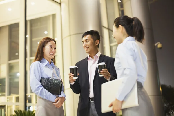 Three business people talking — Stock Photo, Image