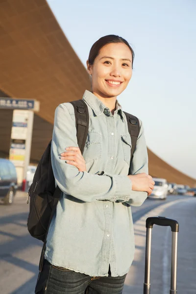 Traveler portrait outside of airport — Stock Photo, Image