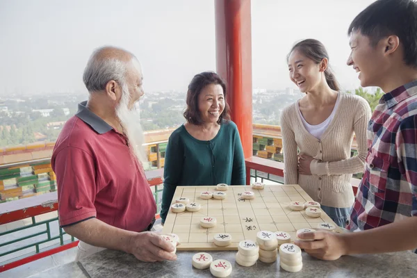 Chinese Family Playing Chinese Chess (Xiang Qi) — Stock Photo, Image