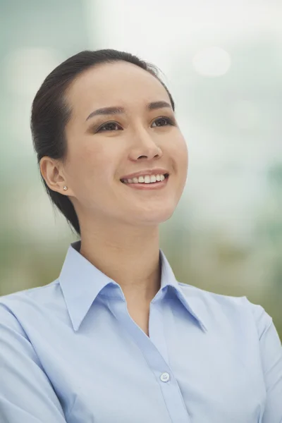 Smiling woman looking up — Stock Photo, Image