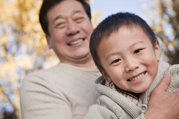 Abuelo y nieto disfrutando en el parque — Foto de Stock