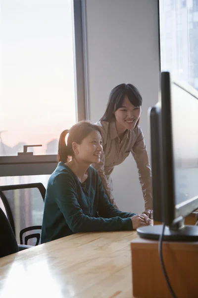 Geschäftsfrauen arbeiten gemeinsam im Büro — Stockfoto