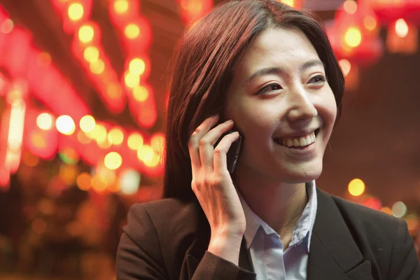 Geschäftsfrau telefoniert mit dem Smartphone — Stockfoto