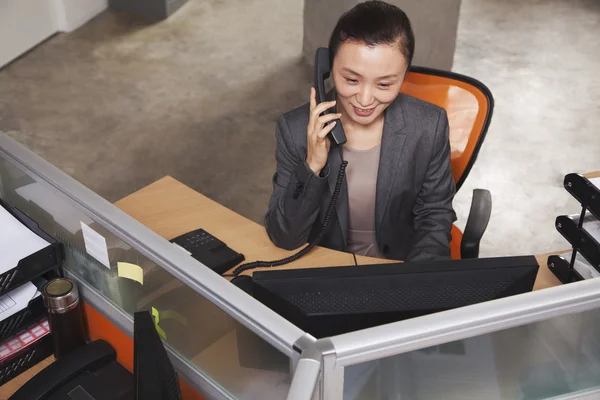 Empresaria al teléfono en la oficina — Foto de Stock