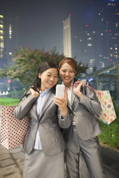 Vrouwelijke ondernemers nemen Zelfportret met mobiele telefoon — Stockfoto