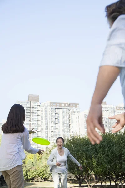 和外祖父母一起玩飞盘的孙女 — 图库照片