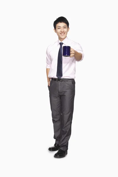 Homme d'affaires souriant avec tasse — Photo