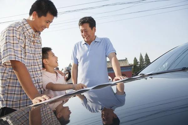 Family standing next to the car — Stock Photo, Image