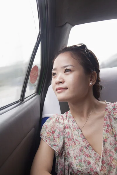 タクシーの窓を探している女性 — ストック写真