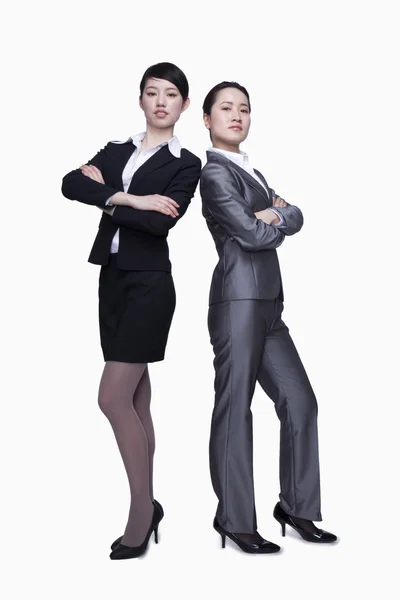 Forretningskvinner som står rygg mot rygg – stockfoto