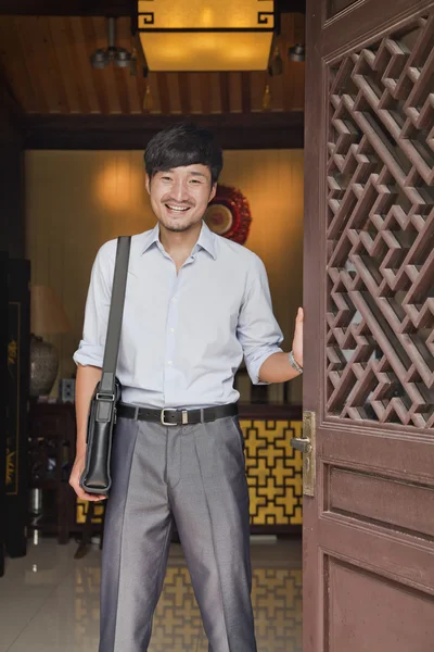 Бізнесмен в традиційному дверному отворі — стокове фото