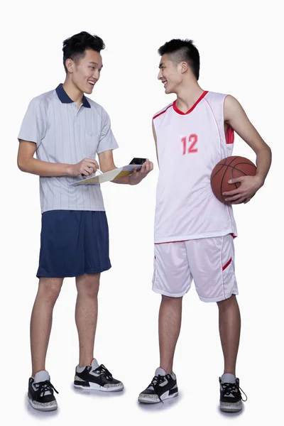 Basketballspieler und Trainer — Stockfoto