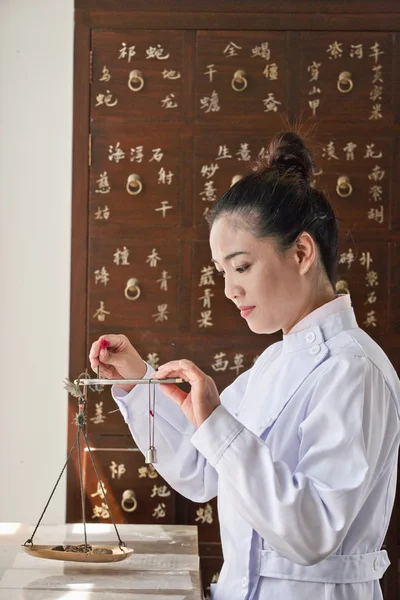 Doctor Weighing Herbal Medicine — Stock Photo, Image