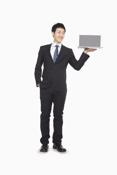 Empresário apresentando laptop — Fotografia de Stock