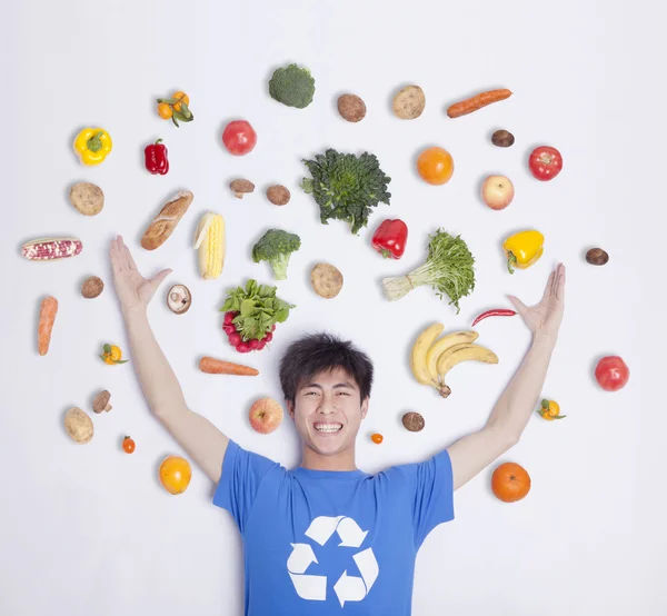 Человек со свежими фруктами и овощами — стоковое фото