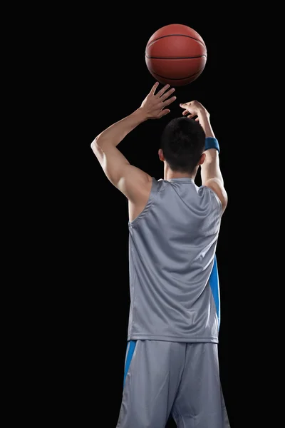 Joueur de basket lançant la balle — Photo