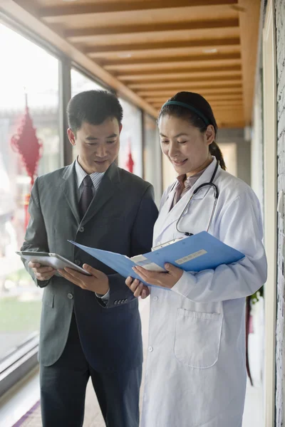 Medico consulente paziente — Foto Stock