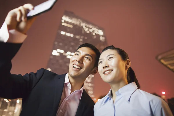 Dois empresários tirando uma foto com o telefone — Fotografia de Stock