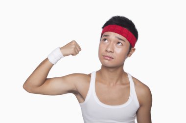 sıska atlet gösteren pazı