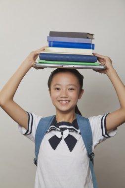 Notebook ve laptop başını tutan kız