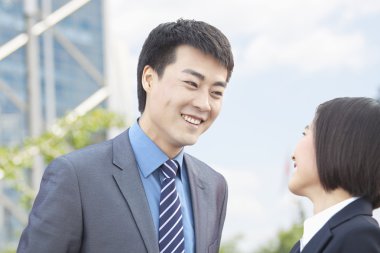 İş adamları birbirine bakıyor.