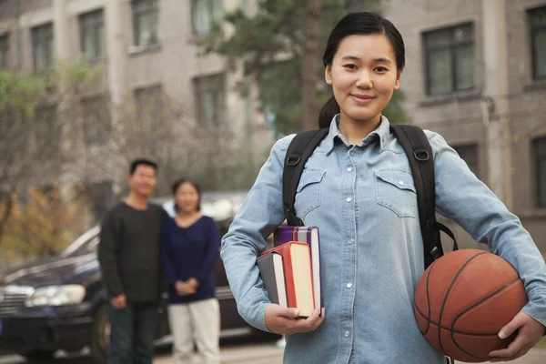 Family in front of dormitory at college — Stock Photo, Image