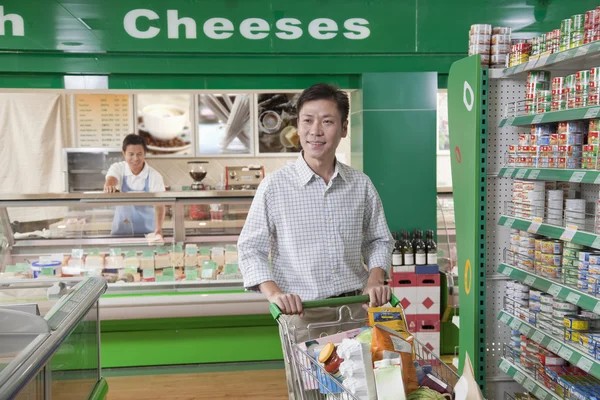 Homme faisant du shopping au supermarché — Photo