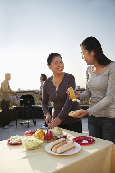 Madre e figlia preparare hot dog per il barbecue — Foto Stock