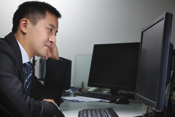 Trabajador de cuello blanco sentado frente a la computadora —  Fotos de Stock